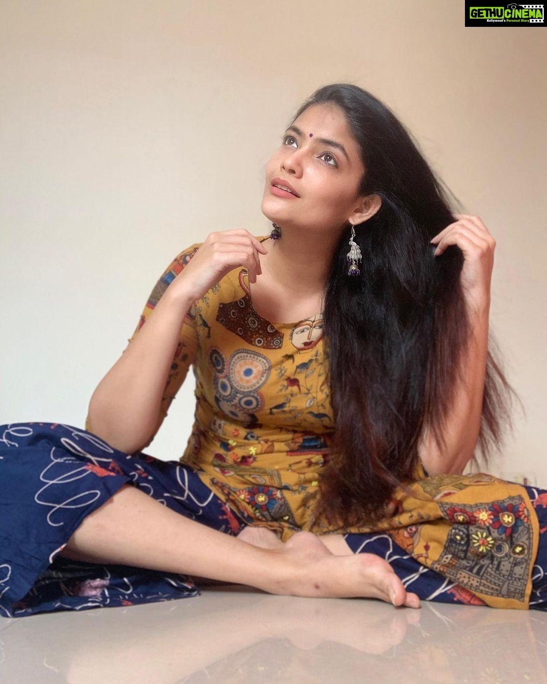 Kalpika Ganesh Instagram - Ofcourse I’m obsessed with my long hair #flashbackfriday #longhair #selfmakeup #bindi #purple #print #printdesign #timerclicks #selfie #shotoniphone #appleiphone