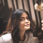 Kalpika Ganesh Instagram - Did you look at yourself today morning and smile for an amazing day ahead!!🧡 #mirror #mirrorshots #candid #goodmorning #noedit #nofilter Harishankar Photography