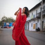 Kalpika Ganesh Instagram – No this saree isn’t for sale
It’s mine and only mine
Take it as an inspiration and make one for yourself 
What say @_anita_priya ??

📸 @karteeksivagouni 

#jwala #jwalaseries #kalpika #redsaree #iamkalpika #mirrors #streetphotography