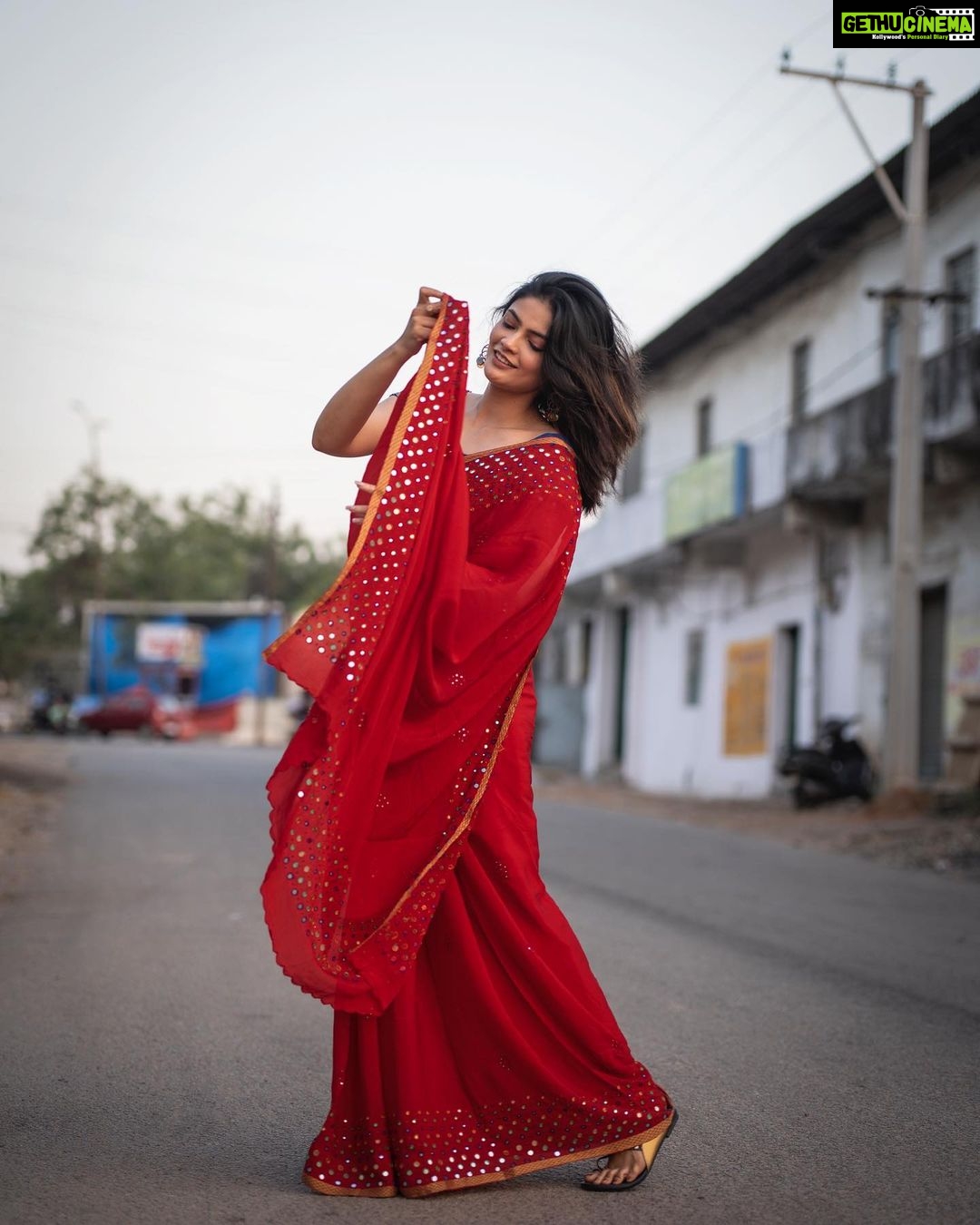 Kalpika Ganesh Instagram - No this saree isn’t for sale It’s mine and only mine Take it as an inspiration and make one for yourself What say @_anita_priya ?? 📸 @karteeksivagouni #jwala #jwalaseries #kalpika #redsaree #iamkalpika #mirrors #streetphotography