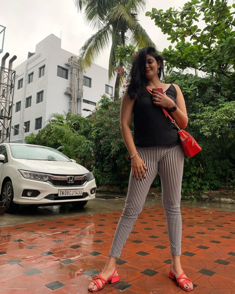 Kalpika Ganesh Instagram - Same place Different pose And rains #promotions #promotion #parole #nov11 #tamilpadam #debut #heroine #thendral #kalpika #iamkalpika #kalquotes #black #stripes #zebra #formal #aldo #aldobags #red #chennai