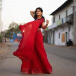 Kalpika Ganesh Instagram – Jwala and the air ❤️💙

Styled by @_anita_priya 
Captured by @karteeksivagouni 

#air #windy #sunsets_captures
#streetphotography #redsaree