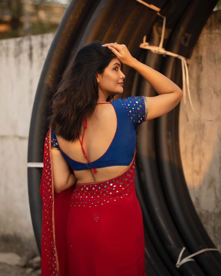 Kalpika Ganesh Instagram - A lil more light to Miss Jwala❤️💙 #profile #backpose #quirky #smile #sunsets_captures #red #mirrorwork