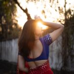 Kalpika Ganesh Instagram - Welcome Miss Jwala Sunset captured aptly!! #sunset #saree #sareeislove #redblue