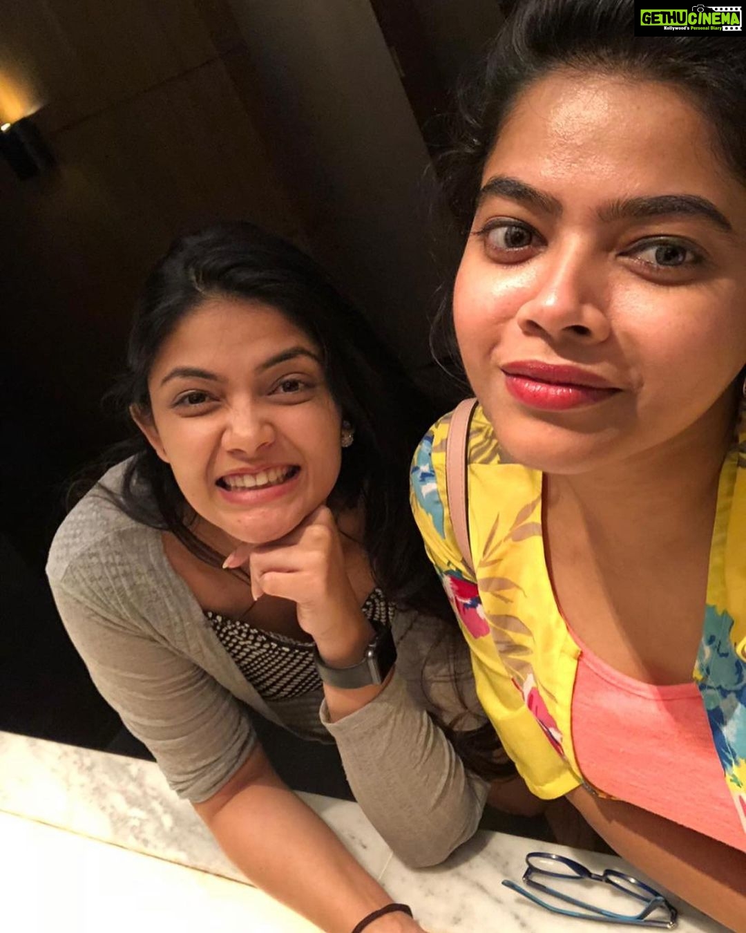 Kalpika Ganesh Instagram - From car selfies to washroom selfies You always had my back when I needed and I’m always there to give it back to you when ever you need me papa.. Wishing you a heartfelt birthday @sahaja_chowdary Wanna see you shine like your skin asap in what ever you take up🤗❤️ #birthday #birthdayselfies