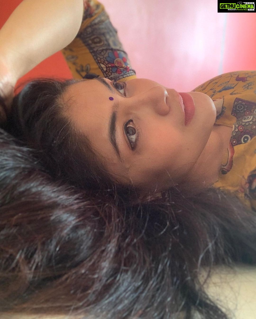 Kalpika Ganesh Instagram - Ofcourse I’m obsessed with my long hair #flashbackfriday #longhair #selfmakeup #bindi #purple #print #printdesign #timerclicks #selfie #shotoniphone #appleiphone