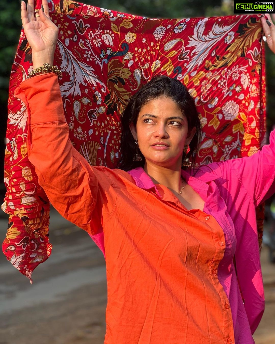 Kalpika Ganesh Instagram - Early in the morning at 6am when I wait for my cab for my promotions.. the sun speaks as bright as my enthusiasm to breath every second mindfully .. #gratitude #kalquotes #kalideology #kalpika #iamkalpika #sunrise #iphone13pro #iphone #phoneclick #mobilephotography #candid #orange #pink #golden Chennai, India