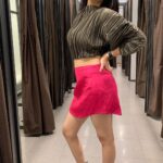 Kalpika Ganesh Instagram - When I groove in the dressing rooms while trying out 💓💓💓 @_anita_priya you get the other side out of me always @zara #mirror #trialroom #pink