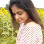 Kalpika Ganesh Instagram - First ever video I took interest to edit on @premiereprocc All shot on @googlepixel Behind the camera @karteeksivagouni Always had an eye for edit hope you guys shower love equally @kamranzone hope I did justice to your song🥰 @nikkdella sorry that I stole your property but I can’t help I love this song too much coz it’s a slow poison And yes this is totally unplanned with no make up no costumes Just pajamas and me #priyasakhiye #forevermaybe #googlepixel #premierepro #firstedit #kalpika #trisha #nature #sunflower #traveldiaries #travel #inmemory