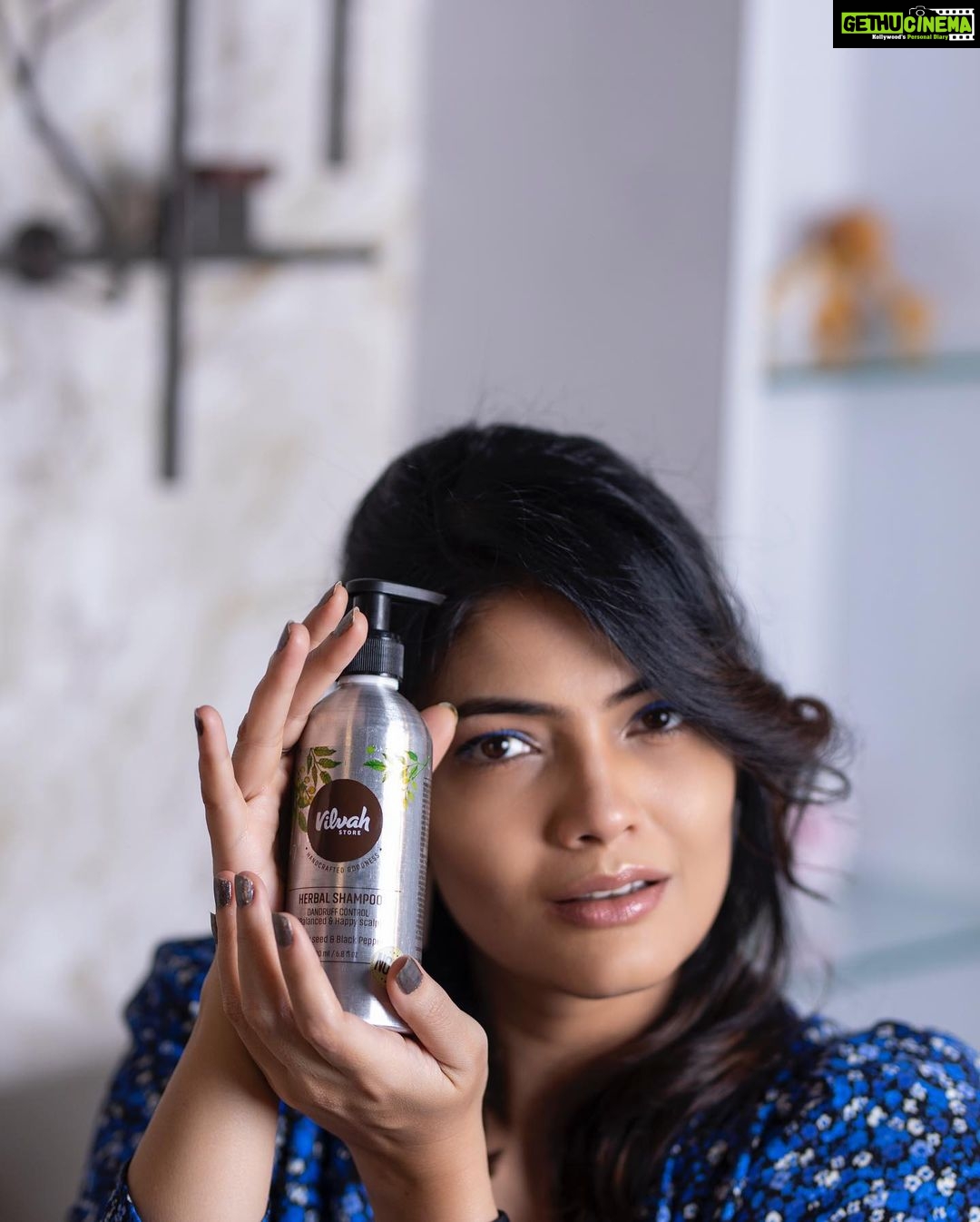 Kalpika Ganesh Instagram - You know what is the 1 staple haircare product for the whole family. It's @vilvah_ herbal shampoo. Why because? We all have coloured hair, we all use so many stylers everyday for hair so always prefer to use organic shampoo. So much in love with this brand and tell me what's your favourite product in @vilvah_ #vilvahstore #vilvah #herbalshampoo