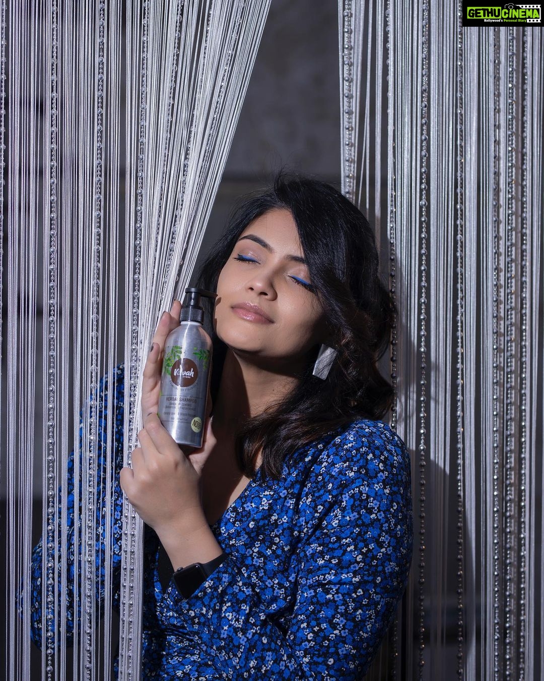 Kalpika Ganesh Instagram - You know what is the 1 staple haircare product for the whole family. It's @vilvah_ herbal shampoo. Why because? We all have coloured hair, we all use so many stylers everyday for hair so always prefer to use organic shampoo. So much in love with this brand and tell me what's your favourite product in @vilvah_ #vilvahstore #vilvah #herbalshampoo