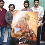 Kalpika Ganesh Instagram - Happy to announce that motion poster and Our *Eakam* movie @samskruthiproductions and Ananda thoughts ,release date launched and announced by our Dynamic Tollywood Actor Shri Posani Sudheer babu garu. @shelbfamily @isudheerbabu @ananda_thoughts @tejaswinikoushik @shelbfamily @naziyanaz_khan @kondagunturi.lakshmideepthi @rajeshwarimullapudi @vinnu_maddipati_official @prasad_pulicherla @thevarunvamsi @devi_director @gurazadaravikishore @actorshaani @rohitpisapati @itsvjrocky @cvlnarasimharao @geetha_singh_03 @telugumoviejournal @swamymuddam @geethayedla_bjp @shravan.reddy.7 @aberaam