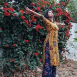Kalpika Ganesh Instagram - #2020 has taught to live in present Irrespective of what situation you are thrown in That’s life Accept Live and Let Live ❤️ Much love to all the coming days🥰 #2020 #welcome2021 #december #nature #flowers #me #iamkalpika