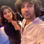 Kalpika Ganesh Instagram – Ee abbai @siddu_buoy cash dochuku vellipoyadu 🤍🤍

On the sets for cash game show on Etv 

#cash #cashshow #etv