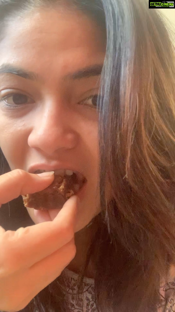 Kalpika Ganesh Instagram - The one Iām having is Almond Butter Blondies (Vegan/gluten free/refined sugar free/dairy free) Oats flour Almond flour Coconut flour Coconut sugar Almond butter Agave nectar What more I would ask for if I can still have my sugar cravings satisfied with such healthy set of ingredients š #nuttynomnom #almondbutterblondies #yummy