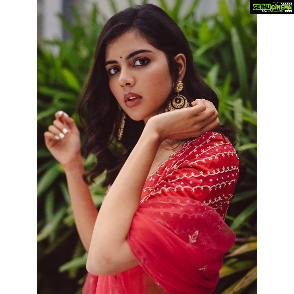 Kalyani Priyadarshan Instagram - ✨✨✨ Shot by @rango_08 Styled by @shruthimanjari Wearing @paulmiandharsh Jewelry @kalyanjewellers_official