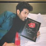 Kartik Aaryan Instagram - Elle Superstar Of The Year Award 🫶 Thank you @elleindia This year has truly given me a lot !! Thank you to all the Fans ❤️ Mumbai - मुंबई