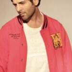 Kartik Aaryan Instagram - New week New Day A new announcement🤞 Coming soon⏳ Super’ Excited 🔥