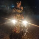 Kashmira Pardesi Instagram - शुभ दिपावली! 🪔 Wearing my grandmother’s Jewellery, having my brothers around all the time, Shadaab making laddoos,laughter and light everywhere. This time of the year just flies 🚀 Wish you all a very happy Diwali. May light, hope and happiness shine on everyone ♥️✨ Ps - it’s my baby’s first Diwali 🐶🧿