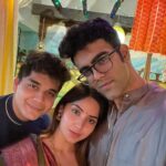 Kashmira Pardesi Instagram - शुभ दिपावली! 🪔 Wearing my grandmother’s Jewellery, having my brothers around all the time, Shadaab making laddoos,laughter and light everywhere. This time of the year just flies 🚀 Wish you all a very happy Diwali. May light, hope and happiness shine on everyone ♥️✨ Ps - it’s my baby’s first Diwali 🐶🧿