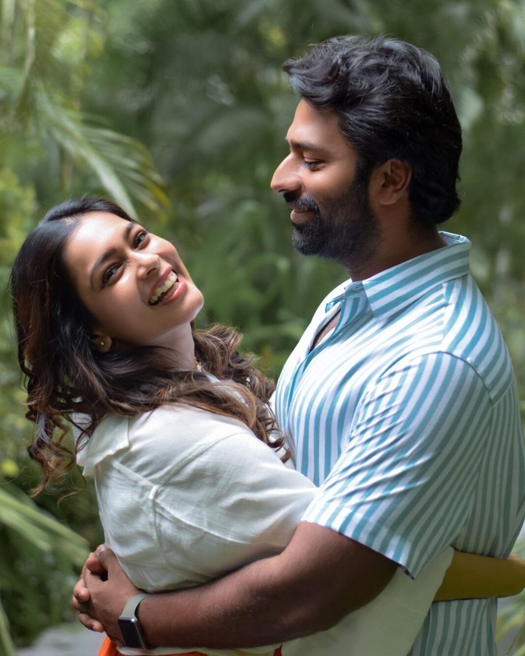 Keerthi shanthanu Instagram - நேற்று இன்று நாளை ❤️ Love you ma 😘 @shanthnu Thank you all for ur kind wishes & blessings🙏 #happyanniversary to Us❤️ #shanthnukiki #together #love #forever #mine