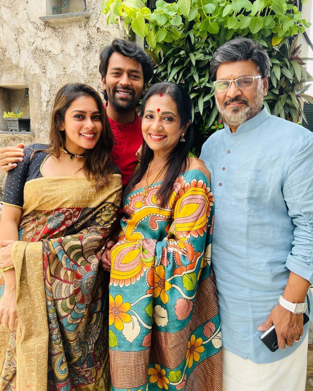 Keerthi shanthanu Instagram - உங்களுக்கும் உங்கள் குடும்பத்தினருக்கும் , இனிய தீபாவளி நல் வாழ்த்துக்கள் 🪔🎉 #happydiwali #diwali #familydiwali #instagram #instagood #insta #instadaily #instamood #instadiwali #diwalioutfit #ootd #diwalicelebration #diwalifamilyphoto