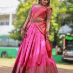 Keerthi shanthanu Instagram - Nalla iruka?? 😉🌸 Louveee this half saree from @studio149 💖 Best jewellery from @jcsjewelcreations 💖 Self Makeup 💖 📸 Thambi @storiesbysidhu hairdo : @vama_moirangthem #traditional #halfsaree #pink