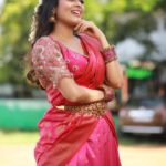 Keerthi shanthanu Instagram - Nalla iruka?? 😉🌸 Louveee this half saree from @studio149 💖 Best jewellery from @jcsjewelcreations 💖 Self Makeup 💖 📸 Thambi @storiesbysidhu hairdo : @vama_moirangthem #traditional #halfsaree #pink