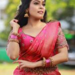 Keerthi shanthanu Instagram - Nalla iruka?? 😉🌸 Louveee this half saree from @studio149 💖 Best jewellery from @jcsjewelcreations 💖 Self Makeup 💖 📸 Thambi @storiesbysidhu hairdo : @vama_moirangthem #traditional #halfsaree #pink