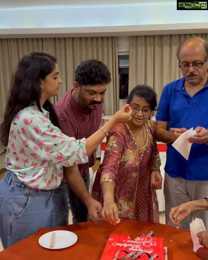 Keerthy Suresh Instagram - Here’s to the most romantic couple sharing their life, love, laughter and Birthday!!! Happiest Birthday Amma and Acha!! 😻🤗♥️ #HappyBirthday #BirthdayVibes