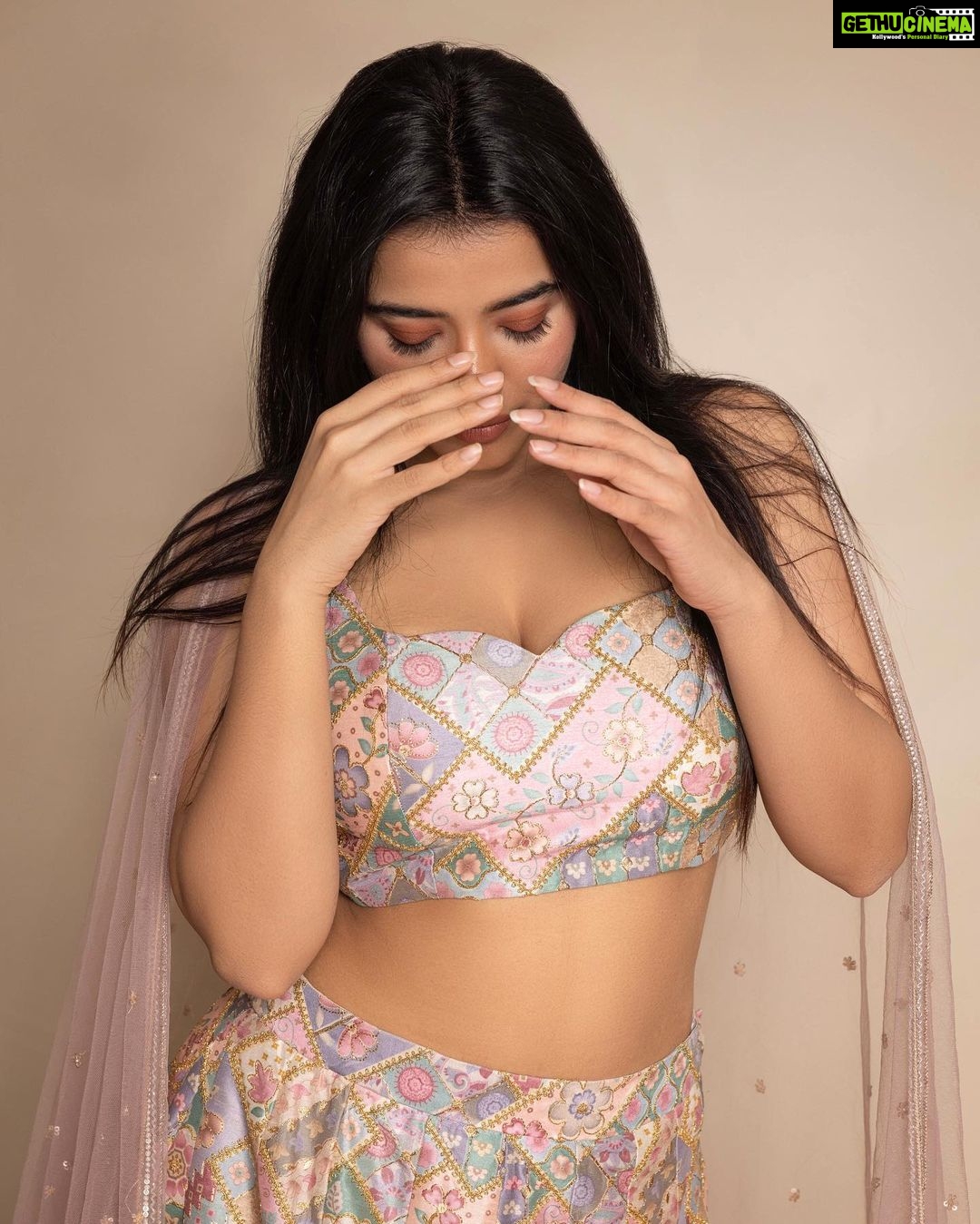 Ketika Sharma Instagram - Hello sweet November π Outfit - @sanjanareddy.designs Stylist - @sandhya__sabbavarapu Styling team - @sirichandana_medi @rashmi_angara @thumu_bhavana Jewellery - @thetrinkaholic Photography - @pranav.foto MUA - @makeuphairbyrahul #tb #pink #lehenga #loveandlight #hello #november