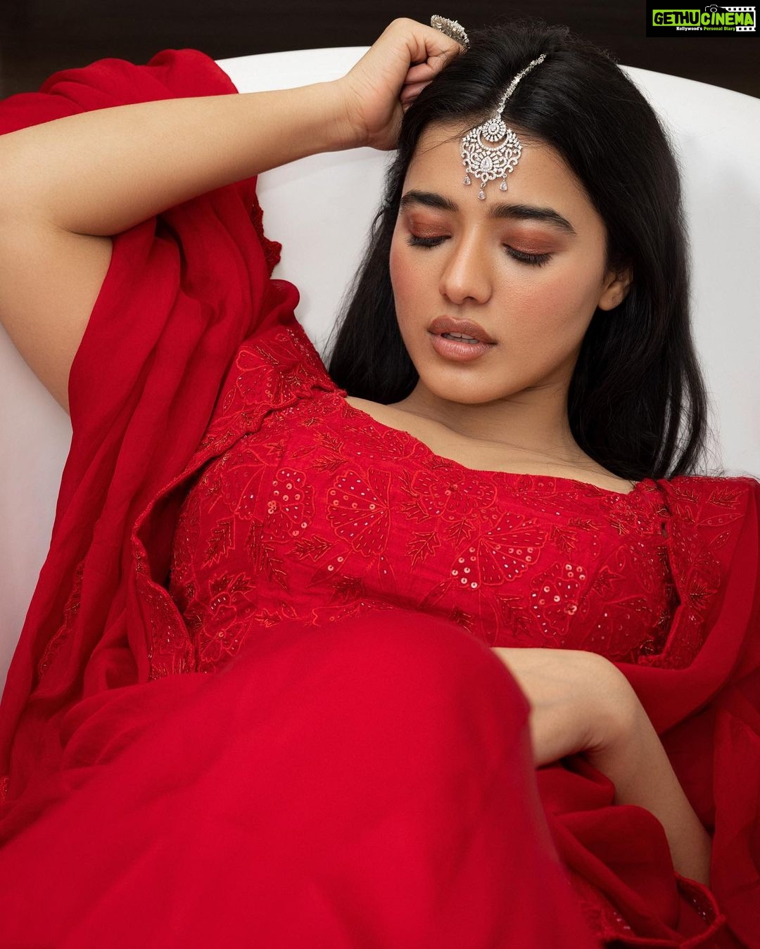 Ketika Sharma Instagram - 🦦 @pranav.foto ✨ Outfit - @sravanirao.in Stylist - @sandhya__sabbavarapu Styling team - @sirichandana_medi @rashmi_angara @thumu_bhavana Jewellery - @petalsbyswathi Photography - @pranav.foto MUA - @makeuphairbyrahul #quintessential #tub #portrait #red #obsession #lehenga #loveandlight