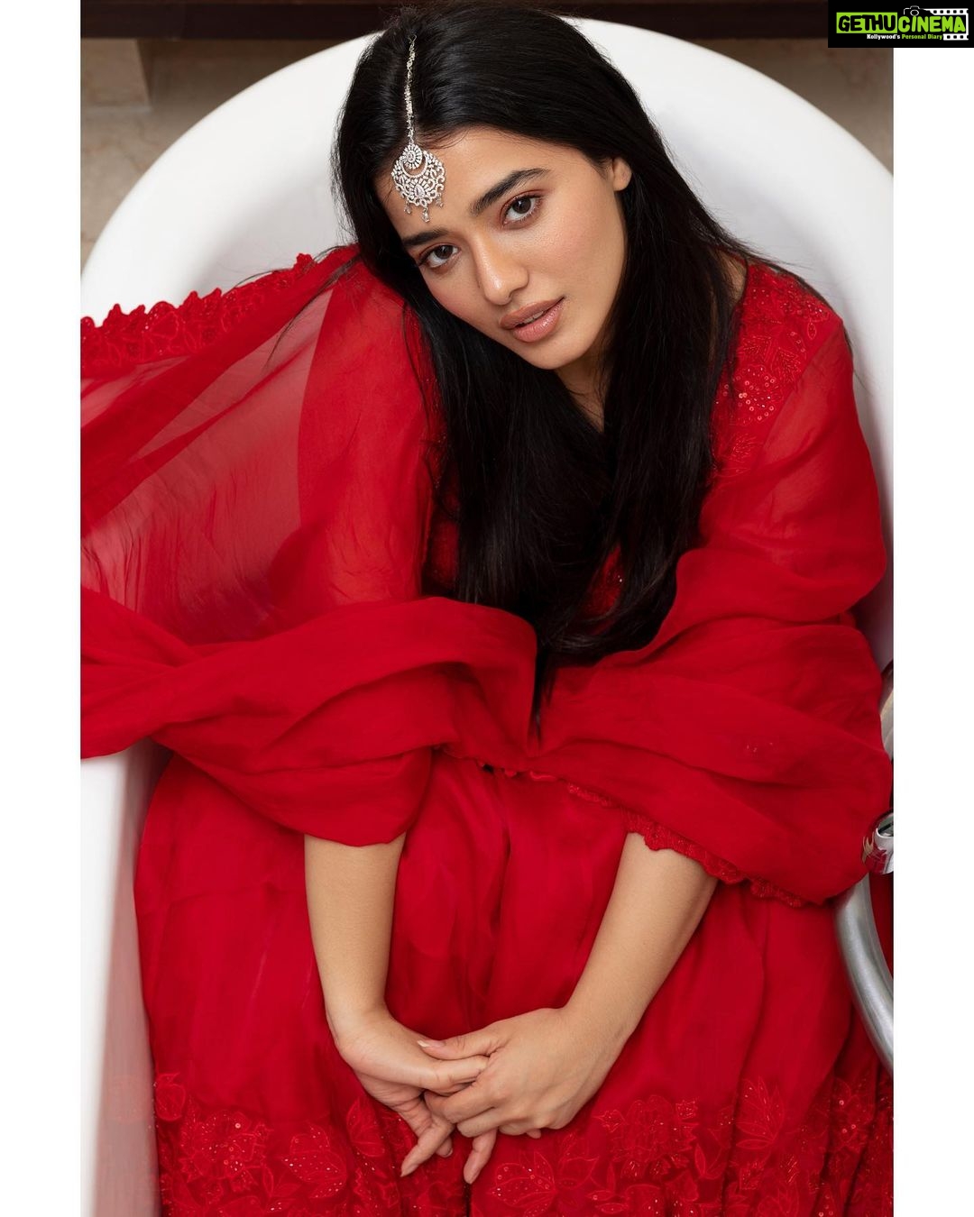 Ketika Sharma Instagram - 🦦 @pranav.foto ✨ Outfit - @sravanirao.in Stylist - @sandhya__sabbavarapu Styling team - @sirichandana_medi @rashmi_angara @thumu_bhavana Jewellery - @petalsbyswathi Photography - @pranav.foto MUA - @makeuphairbyrahul #quintessential #tub #portrait #red #obsession #lehenga #loveandlight