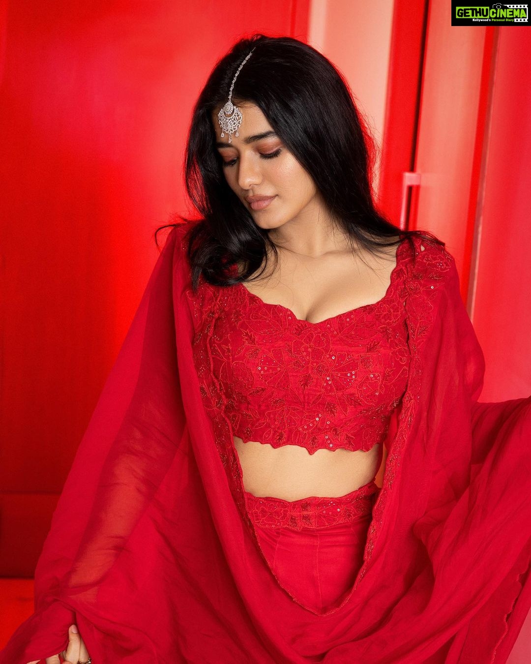 Ketika Sharma Instagram - RED ♥️ Outfit - @sravanirao.in Stylist - @sandhya__sabbavarapu Styling team - @sirichandana_medi @rashmi_angara @thumu_bhavana Jewellery - @petalsbyswathi Photography - @pranav.foto MUA - @makeuphairbyrahul #deep #gorgeous #red #styled #indian #regal #love #and #light