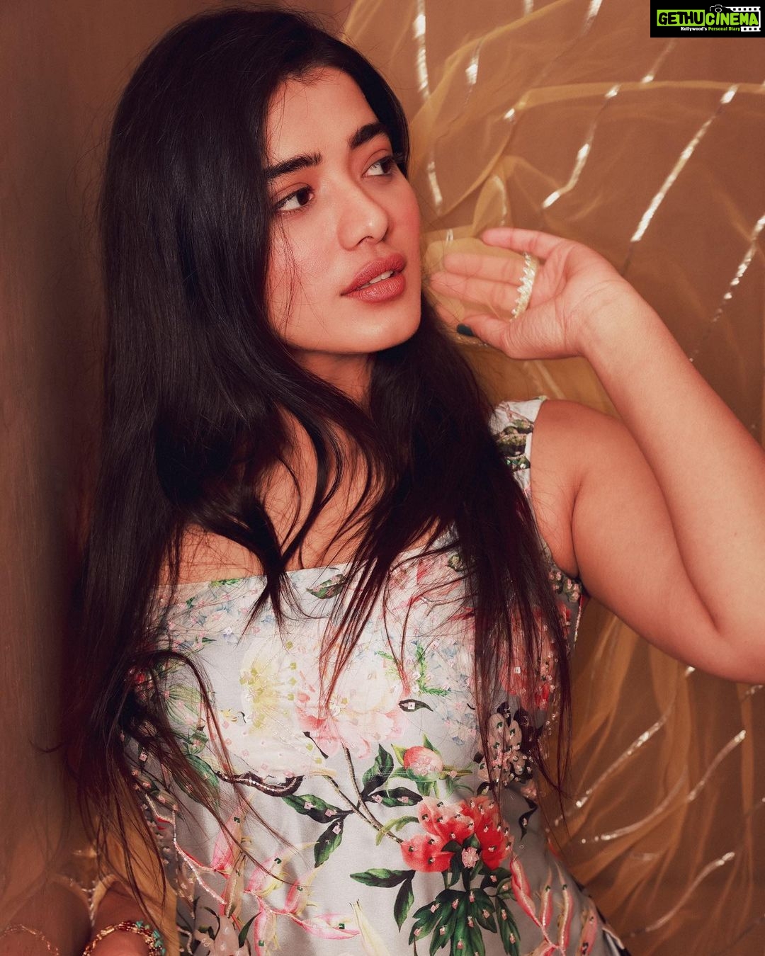 Ketika Sharma Instagram - Kindness always comes back 🌱 Wearing @geethikakanumilli Jewellery @spillthebead Styled by @rashmitathapa Team @aishwarya128 Shot by @pranav.foto #pretty #portraitphotography #love #these #styled #tb