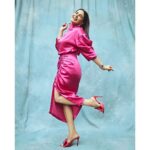 Kirti Kulhari Instagram - Pinky बेटा स्वेटर पहन लो 💓🤭 #fourmoreshotsplease #promotion #streaming @amazonprime The team : Suit - @payalsinghal Jewelry -bracelets @shopeurumme Earrings - @shriparamanijewels Shoes - @louboutinworld Makeup - @melwanishweta Hair - @swapnil_makeupnhair Styling - @who_wore_what_when Photography - @sagarmohite96