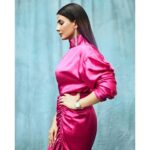 Kirti Kulhari Instagram - Pinky बेटा स्वेटर पहन लो 💓🤭 #fourmoreshotsplease #promotion #streaming @amazonprime The team : Suit - @payalsinghal Jewelry -bracelets @shopeurumme Earrings - @shriparamanijewels Shoes - @louboutinworld Makeup - @melwanishweta Hair - @swapnil_makeupnhair Styling - @who_wore_what_when Photography - @sagarmohite96