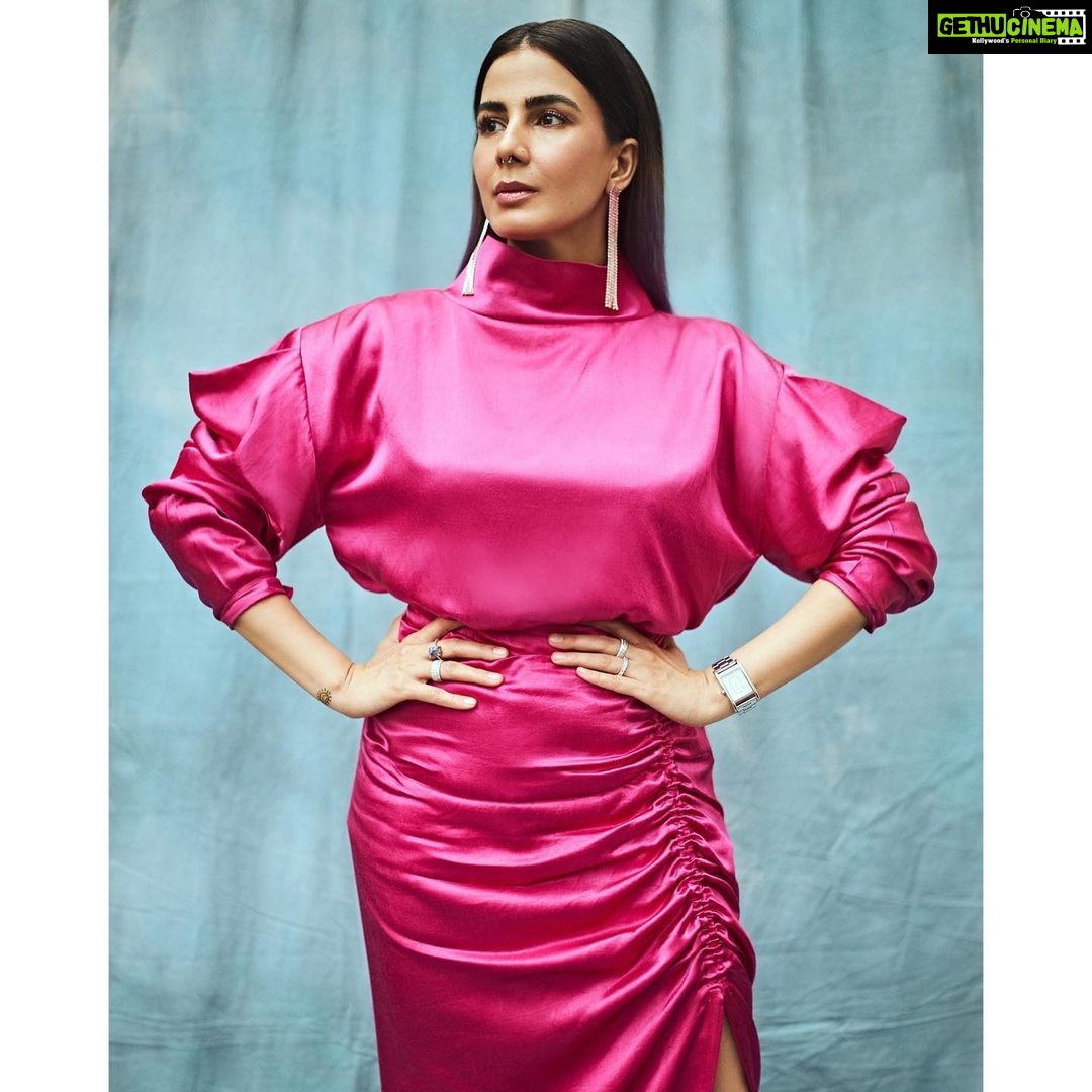 Kirti Kulhari Instagram - Pinky बेटा स्वेटर पहन लो 💓🤭 #fourmoreshotsplease #promotion #streaming @amazonprime The team : Suit - @payalsinghal Jewelry -bracelets @shopeurumme Earrings - @shriparamanijewels Shoes - @louboutinworld Makeup - @melwanishweta Hair - @swapnil_makeupnhair Styling - @who_wore_what_when Photography - @sagarmohite96