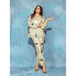 Kirti Kulhari Instagram - #happydiwali 💜 #fourmoreshotsplease #promotion #streaming @amazonprime The team : Suit - @payalsinghal Jewelry -bracelets @shopeurumme Earrings - @shriparamanijewels Shoes - @louboutinworld Makeup - @melwanishweta Hair - @swapnil_makeupnhair Styling - @who_wore_what_when Photography - @sagarmohite96