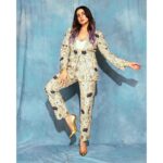 Kirti Kulhari Instagram - #happydiwali 💜 #fourmoreshotsplease #promotion #streaming @amazonprime The team : Suit - @payalsinghal Jewelry -bracelets @shopeurumme Earrings - @shriparamanijewels Shoes - @louboutinworld Makeup - @melwanishweta Hair - @swapnil_makeupnhair Styling - @who_wore_what_when Photography - @sagarmohite96