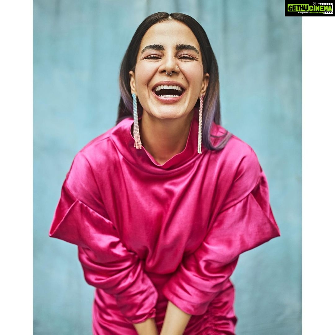 Kirti Kulhari Instagram - Pinky बेटा स्वेटर पहन लो 💓🤭 #fourmoreshotsplease #promotion #streaming @amazonprime The team : Suit - @payalsinghal Jewelry -bracelets @shopeurumme Earrings - @shriparamanijewels Shoes - @louboutinworld Makeup - @melwanishweta Hair - @swapnil_makeupnhair Styling - @who_wore_what_when Photography - @sagarmohite96