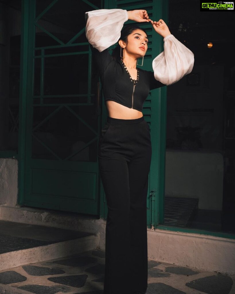 Krithi Shetty Instagram - Let your soul #glow ✨ • • Outfit - @cilvrstudio Jewellery- @lovisajewellery Styled by - @ashwin_ash1 & @hassankhan_ 3 Shot by - @hemanth_kumanan H&M - @venkymakeupstudio @chaks_makeup