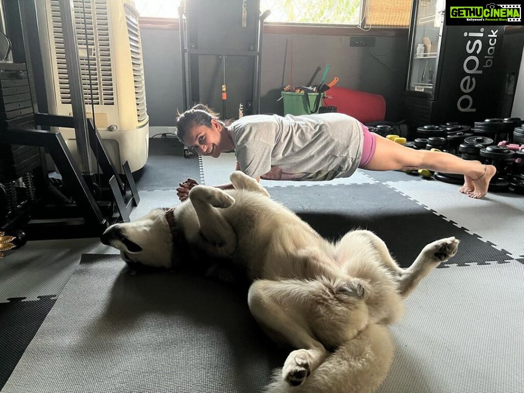 Kriti Kharbanda Instagram - There are two kinds of people in this world. The ones who plank and the ones who reverse plank. Which one are you!? 😅😅 . . . #plankchallenge #plankitlikeitshot #dogsofinstagram #puppylove @drogohusky
