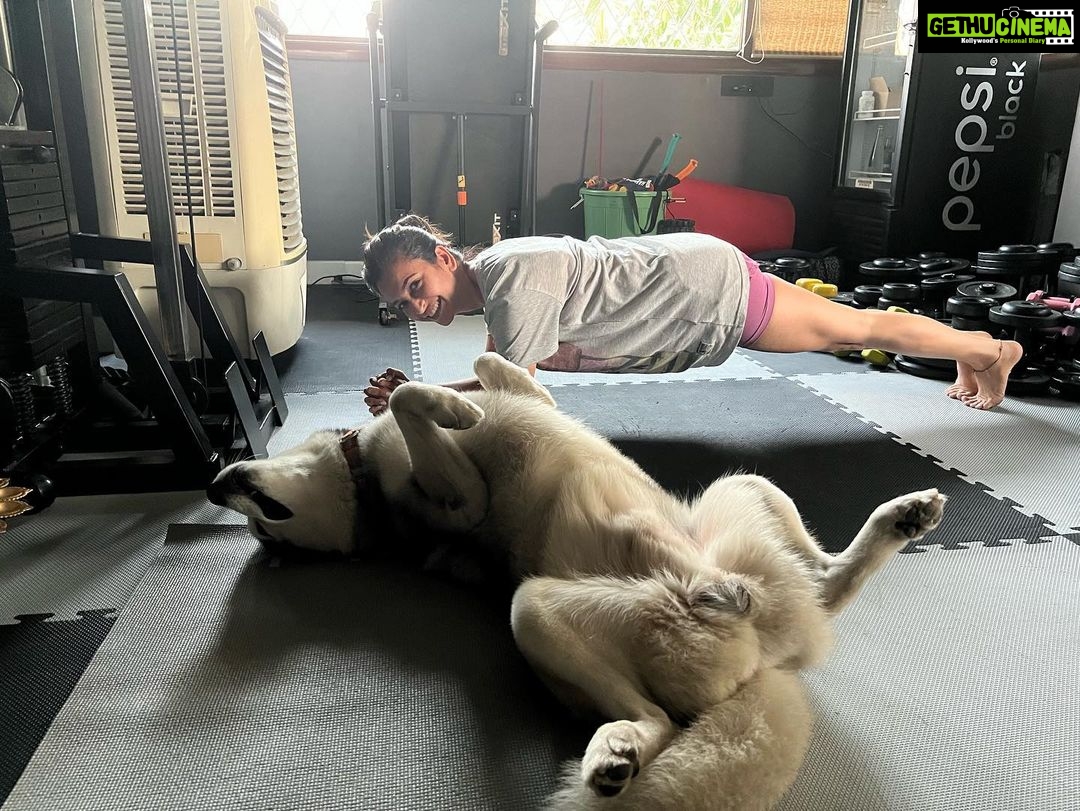 Kriti Kharbanda Instagram - There are two kinds of people in this world. The ones who plank and the ones who reverse plank. Which one are you!? π
π
. . . #plankchallenge #plankitlikeitshot #dogsofinstagram #puppylove @drogohusky