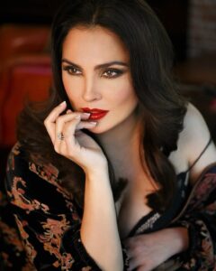 Lara Dutta Instagram - 💋💋 📸: @tinadehal MUA: @urbanchokra Hair: @clarabellesaldanha