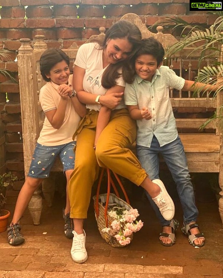 Lara Dutta Instagram - Dimples all around!!! ☺️☺️ Getting squished by these two bundles of squealing joy is my favourite way to spend ANY-day!!! The ARIAS KIDS collection makes sure ALL of us, kids and adults, are making the most of everyday!!! #Ariaskids available only on @firstcryindia !! ❤️❤️❤️. #kids #play #ecofriendly #sustainable #kidsfashion #trends #childhood #comfort #love #happiness