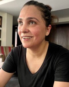 Lara Dutta Instagram - Keeping it real!!! This was me at 7 pm tonite, right after a killer workout that wiped me out!!! The next image is me 2 hours later, ready to head out to celebrate my fraternity!! 💃💃. 

  What’s the point??? Just that it’s important to know that none of us wake up looking like the way we do in the numerous glam photos you see of us!! It takes a small village to get us there!! In my case, hairdresser extraordinaire @clarabellesaldanha , my trusty makeup pouch and a favourite, jewelled tone colour!!! 

  No matter how your days been, it’s important to get dressed and show up- for yourself!!!