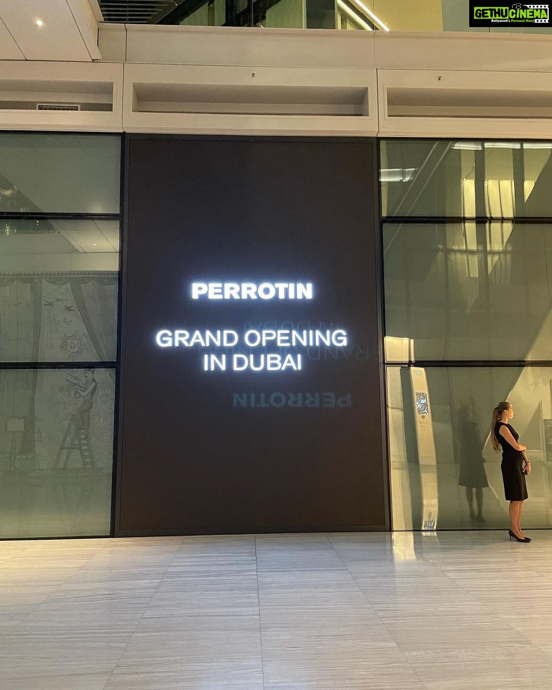 Lisa Ray Instagram - Welcome to Dubai @galerieperrotin This city is lit🔥 @takashipom was mobbed by adoring fans. And the soaring atrium @icdbrookfieldplace became the backdrop for @jasonboydkinsella modular character portraits and sculptures Thanks @admiddleeast @icdbrookfieldplace for hosting a pulsing art evening Always thankful for @priyasranjan (And @volteartprojects)