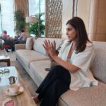 Lisa Ray Instagram - Are you a hand talker too? I’ve even tried sitting on my knuckles but my hands inevitably release themselves to take flight during a conversation 😂 With @soniahird in Colombo, patiently tolerating my handspeak (Or rather ‘hand-splaining’ as @nishappics put it)