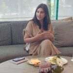 Lisa Ray Instagram - Are you a hand talker too? I’ve even tried sitting on my knuckles but my hands inevitably release themselves to take flight during a conversation 😂 With @soniahird in Colombo, patiently tolerating my handspeak (Or rather ‘hand-splaining’ as @nishappics put it)